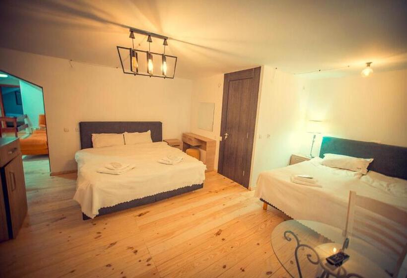 اتاق استاندارد چهارنفره با بالکن, Boutique Hotel Shale