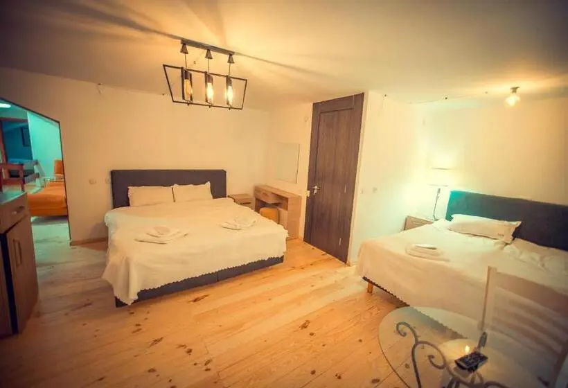 اتاق استاندارد چهارنفره با بالکن, Boutique Hotel Shale
