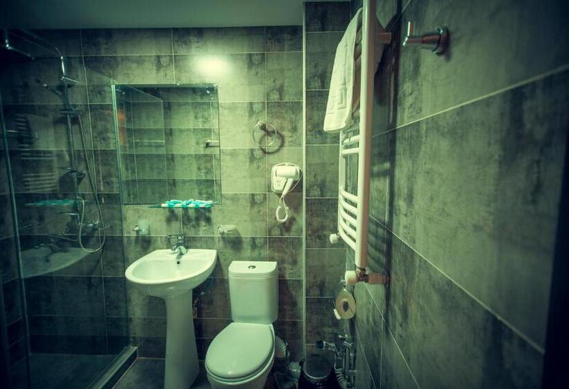 اتاق استاندارد چهارنفره با بالکن, Boutique Hotel Shale