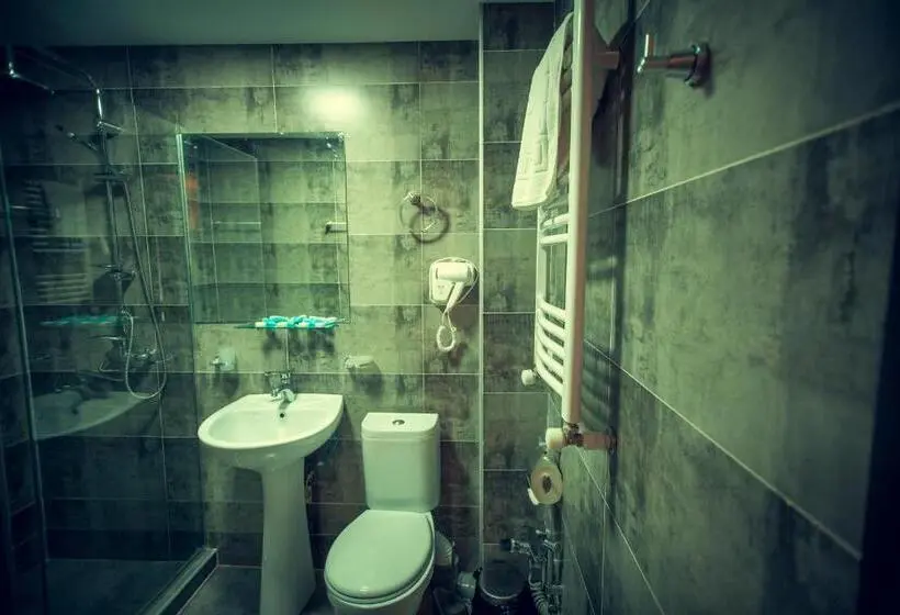 اتاق استاندارد چهارنفره با بالکن, Boutique Hotel Shale