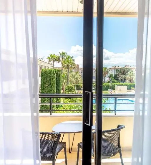 اتاق سوپریور با چشم‌انداز استخر, Aparthotel Bahia Pollensa