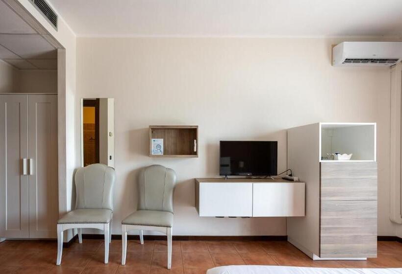 高级三人间, Fontaine Bleue