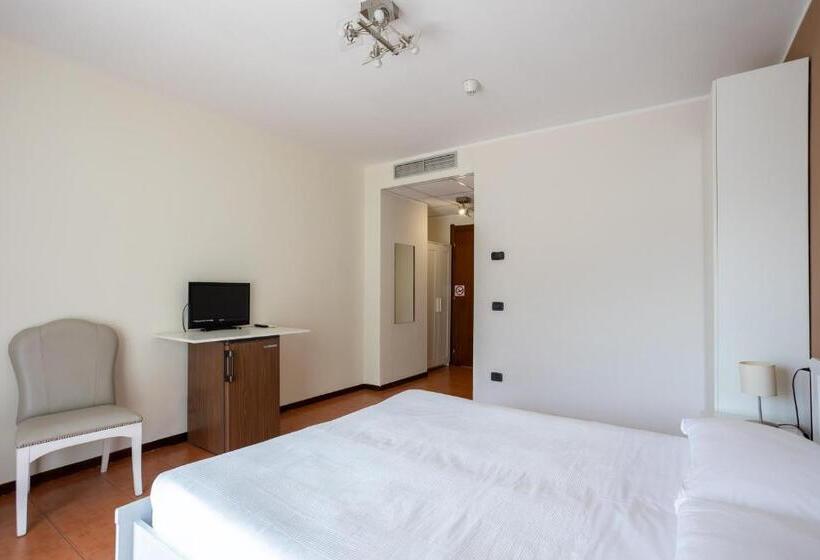 标准三人间, Fontaine Bleue