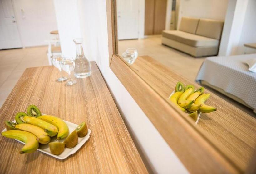 إستديو عائلى, Mastichari Bay