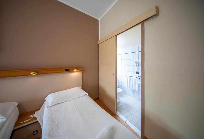 スタンダード４人部屋, Novara