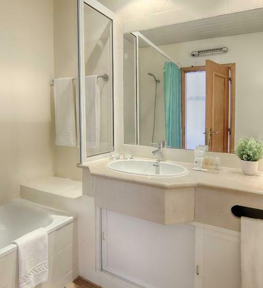 스탠다드 스튜디오 풀장 전망, Luna Miramar Club