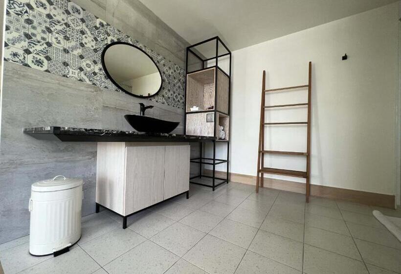 اتاق لوکس با چشمانداز دریا, Sea Passion