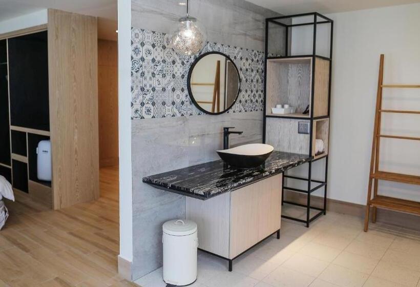 اتاق لوکس با چشمانداز دریا, Sea Passion