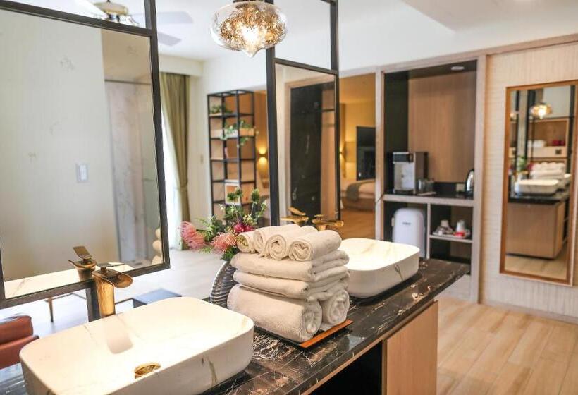 اتاق خانوادگی با چشمانداز دریا, Sea Passion