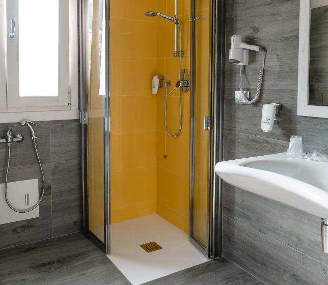 חדר סטנדרט מותאם לאדם עם מוגבלויות, Bianco