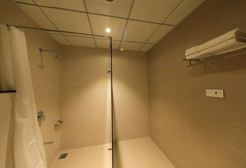 חדר דלוקס, The Byke Suraj Club, Junagadh