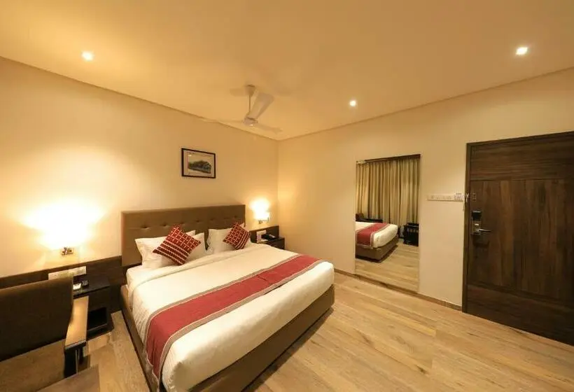 キングサイズベッドのスーペリアルーム, The Byke Suraj Club, Junagadh