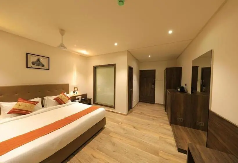 キングサイズベッドのスーペリアルーム, The Byke Suraj Club, Junagadh