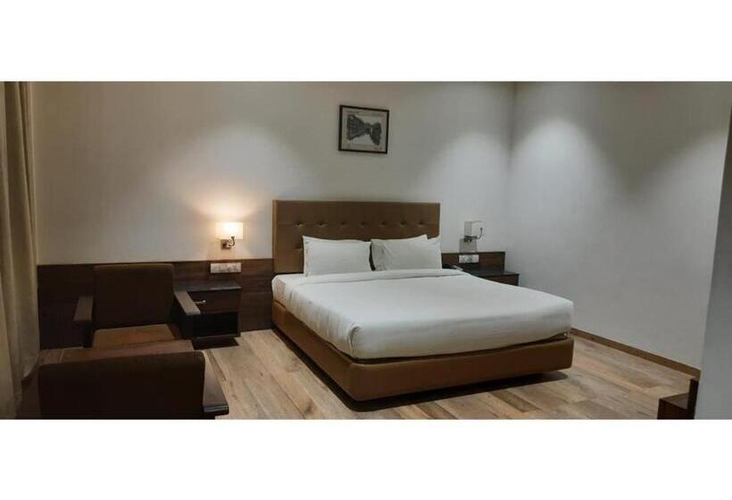 סוויטה, The Byke Suraj Club, Junagadh