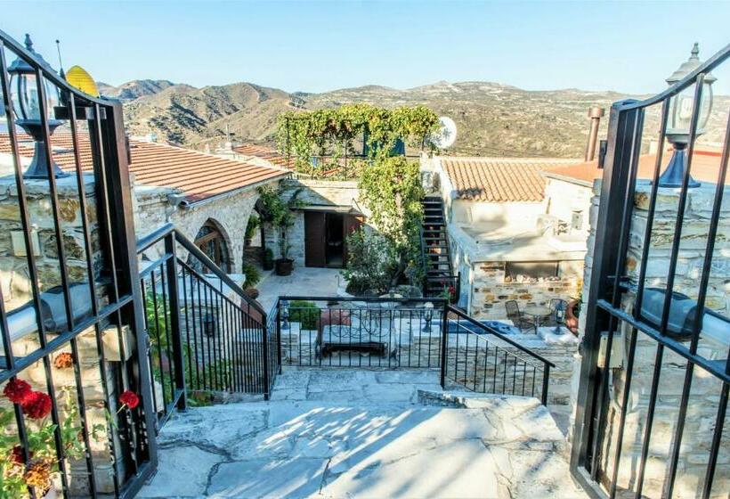 غرفة قياسية, Our House