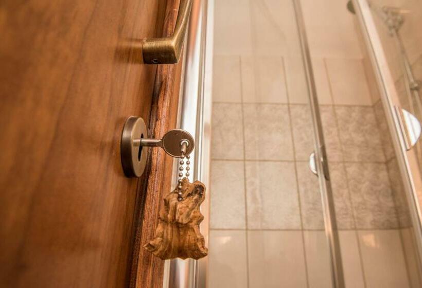 غرفة قياسية, Our House