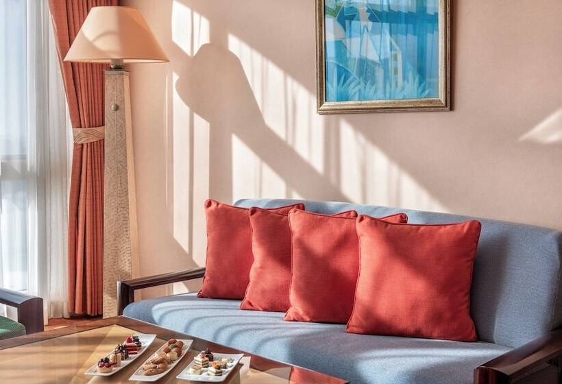 سوییت جونیور, Al Raha Beach