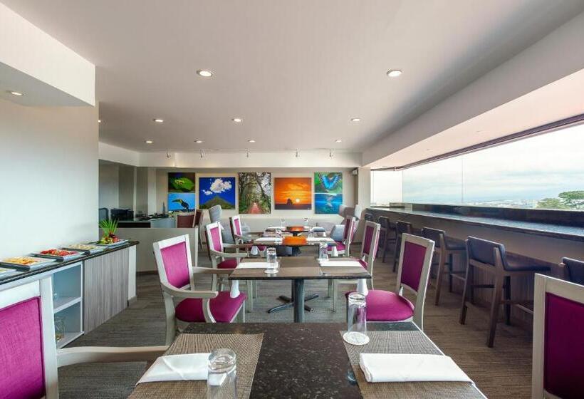 클럽 룸 킹침대, Crowne Plaza San Jose La Sabana, An Ihg