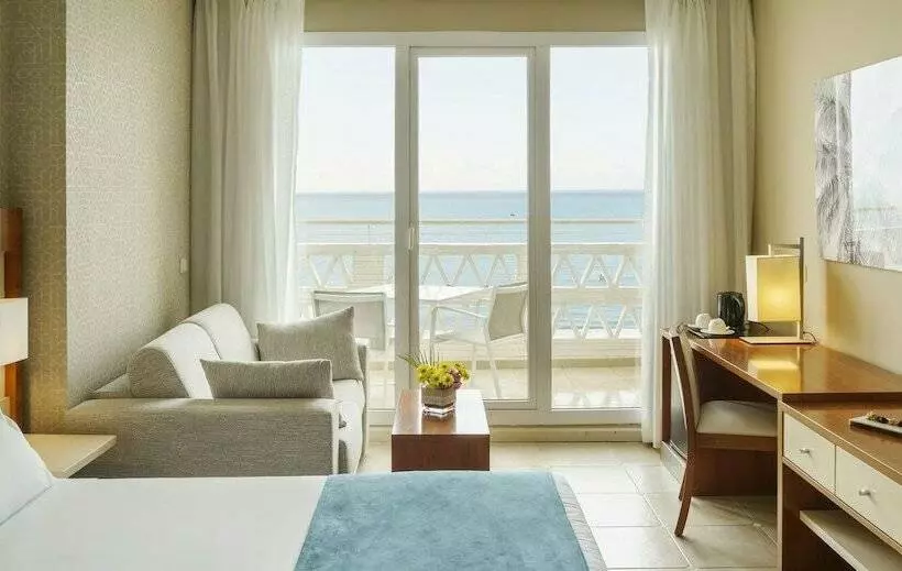 اتاق استاندارد چهار تخته با چشم‌انداز دریا, Ilunion Fuengirola