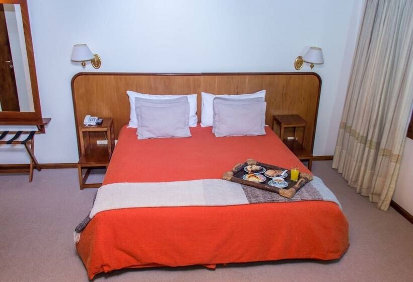 غرفة قياسية, Koi Aiken