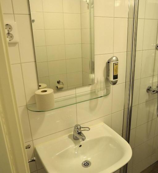 חדר משפחתי, Hedenstugan B&b