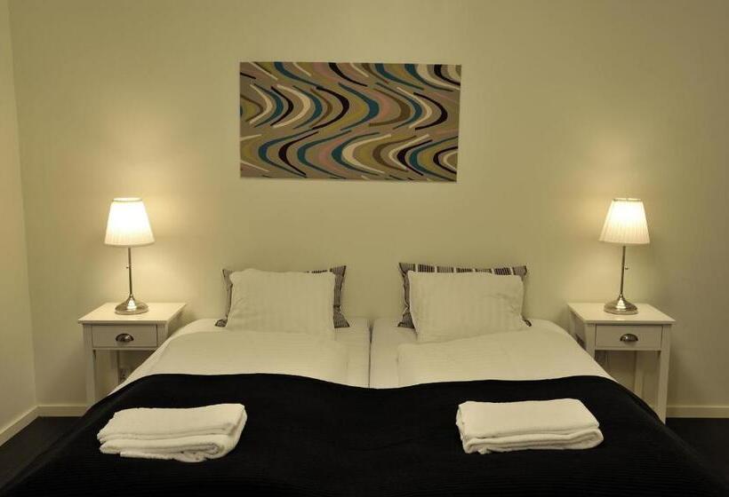 חדר משפחתי, Hedenstugan B&b