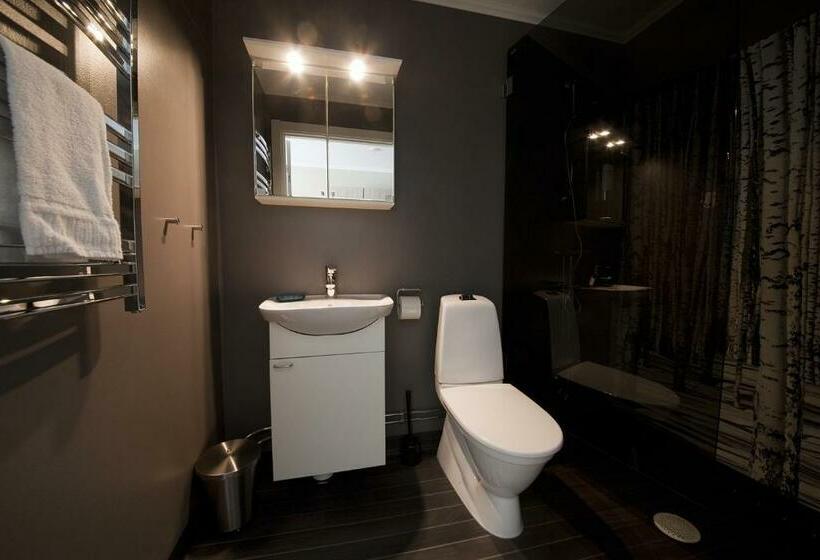 חדר משפחתי, Pinetree Lodge