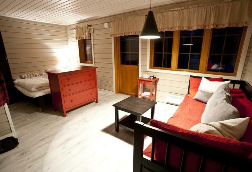 小室, Pinetree Lodge