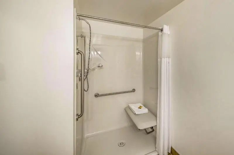 身障者適用キングサイズベッドルーム, Kootenay Lakeview Resort Bw Signature Collection