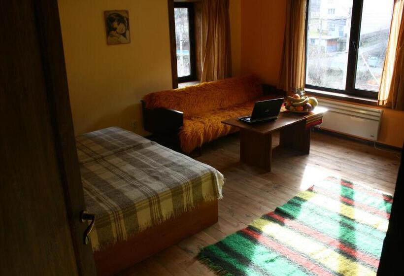 Апартаменты 3 Спальни, Guesthouse Karaivan