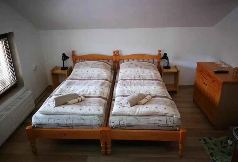 חדר סטנדרט נוף לגינה, The White House