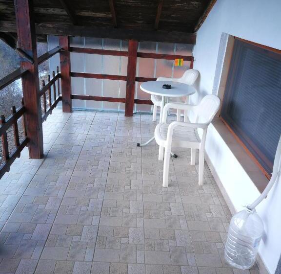 חדר סטנדרט נוף לגינה, The White House