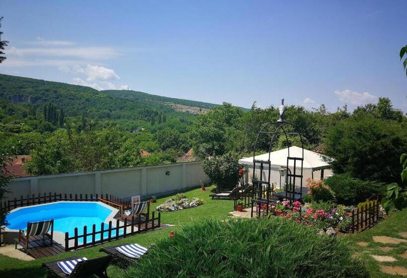 חדר לארבעה סטנדרטי עם נוף לגינה, The White House