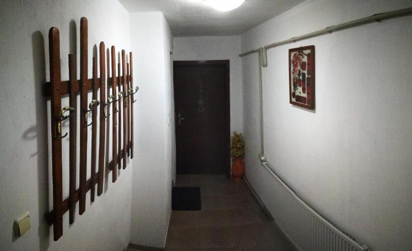 חדר לארבעה סטנדרטי עם נוף לגינה, The White House