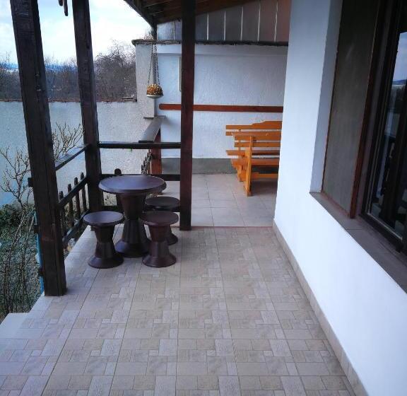 חדר לארבעה סטנדרטי עם נוף לגינה, The White House