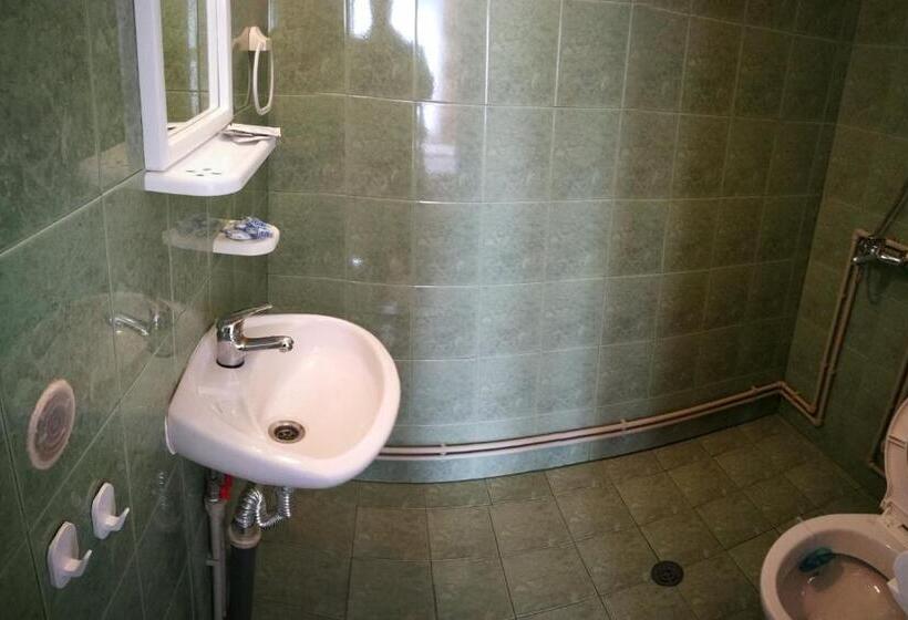 חדר לארבעה סטנדרטי עם נוף לגינה, The White House