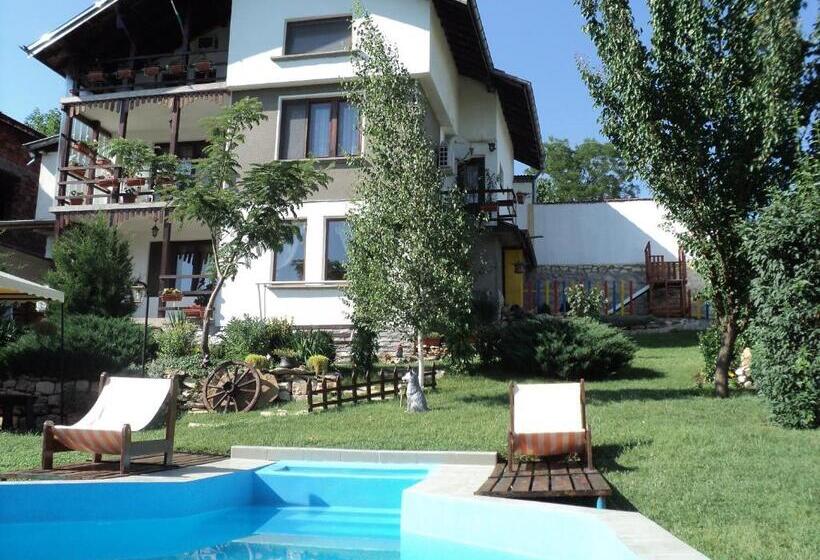 חדר לארבעה סטנדרטי עם נוף לגינה, The White House