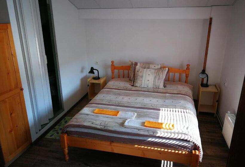 חדר סטנדרט נוף לגינה, The White House