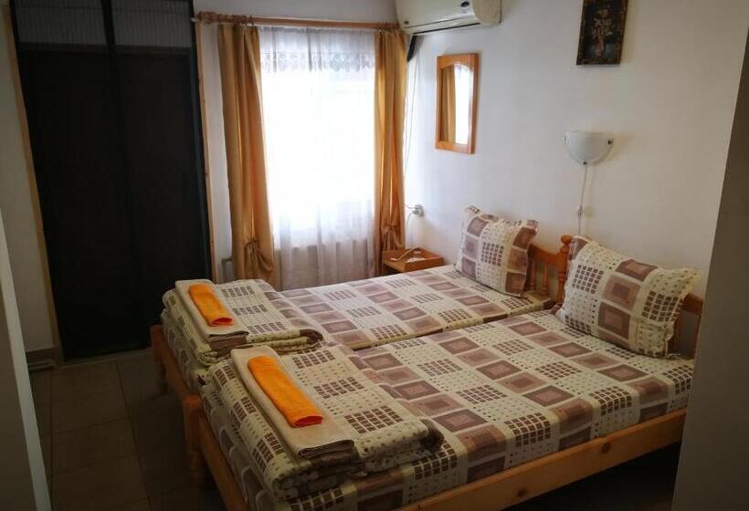 חדר סטנדרט נוף לגינה, The White House