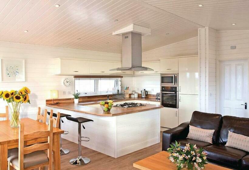 דירת שני חדרים, Warren Lodges