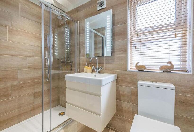 דירת שני חדרים, Warren Lodges