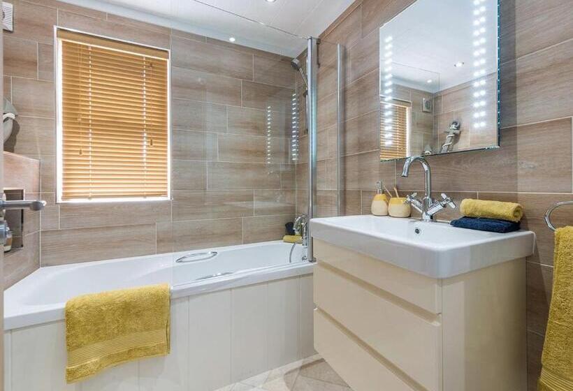 דירת שני חדרים, Warren Lodges