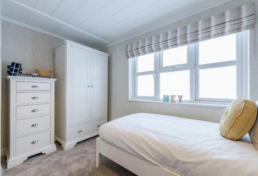 דירת שני חדרים, Warren Lodges