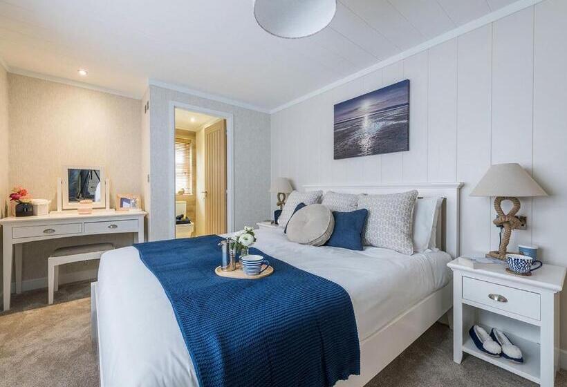 דירת שני חדרים, Warren Lodges