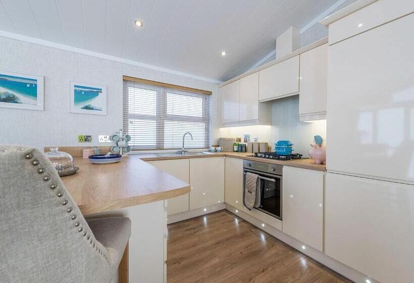 דירת שני חדרים, Warren Lodges