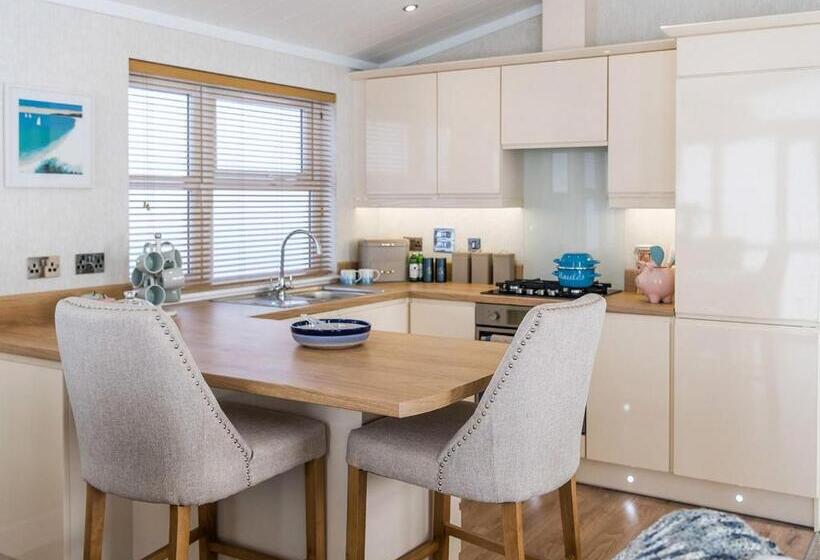 דירת שני חדרים, Warren Lodges