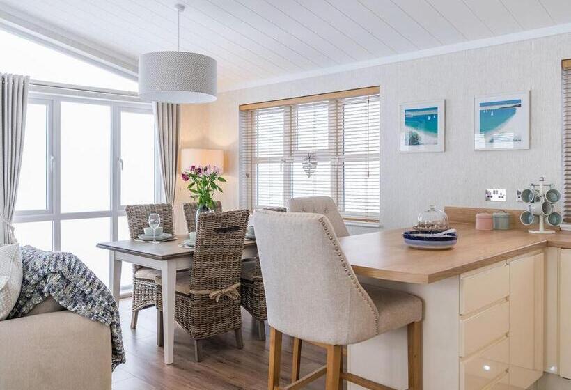 דירת שני חדרים, Warren Lodges