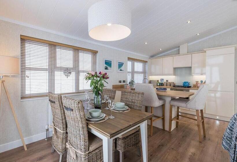 דירת שני חדרים, Warren Lodges