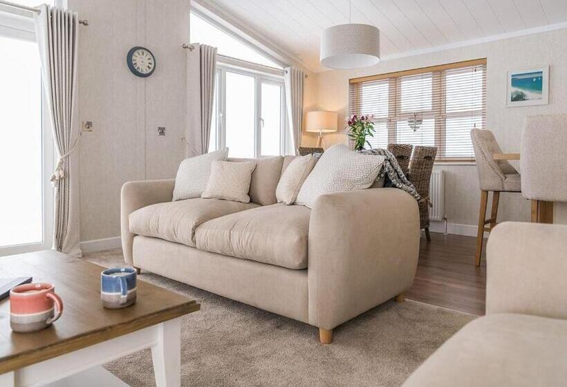 דירת שני חדרים, Warren Lodges