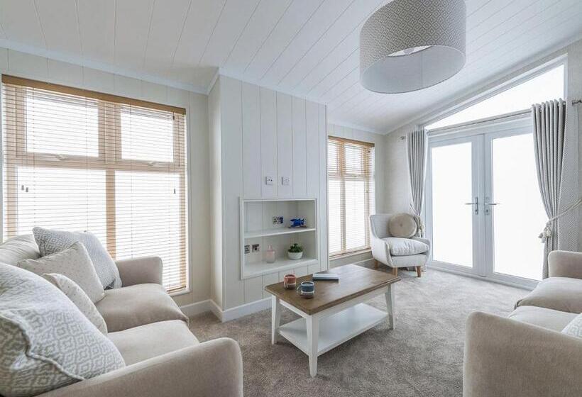 דירת שני חדרים, Warren Lodges